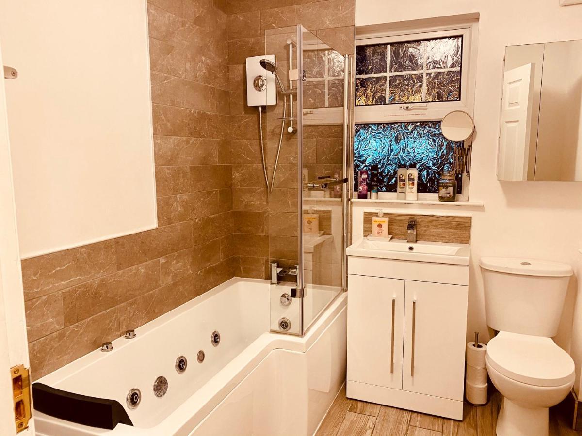 Waterside Star Villa Лъндъндери Екстериор снимка